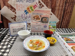 名古屋市地下食堂（IKOTTO）の揚げ魚と野菜の中華あんと根菜といんげんの柚子胡椒炒めのディスプレイの写真