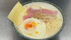 カルボナーラっぽいラーメンの写真