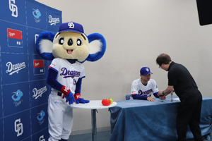 吉田投手とドアラが食育クイズの撮影に臨んでいる様子