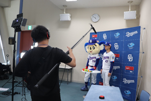吉田投手とドアラが並んで食育クイズを撮影している様子