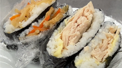 切り干し大根とサラダチキンのおにぎらずの写真