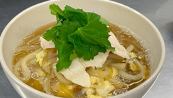 なめこ入り親子うどんの写真