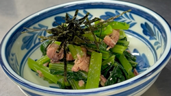 さんまの蒲焼缶と小松菜の和え物の写真