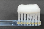 歯ブラシに1.5cmから2cm程度の歯みがき剤をつけた写真