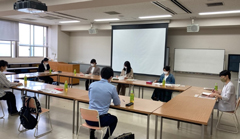 名古屋女子大学食物栄養学科近藤ゼミの4年生の皆さんと打合せの様子の写真