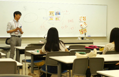 食環境栄養学科岸研究室の皆さん（検討の様子）の写真