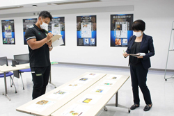有尾正子さんと加藤竜聖選手の審査風景の写真